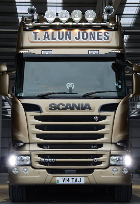 Scania-Golden-Griffin---Front-On-View